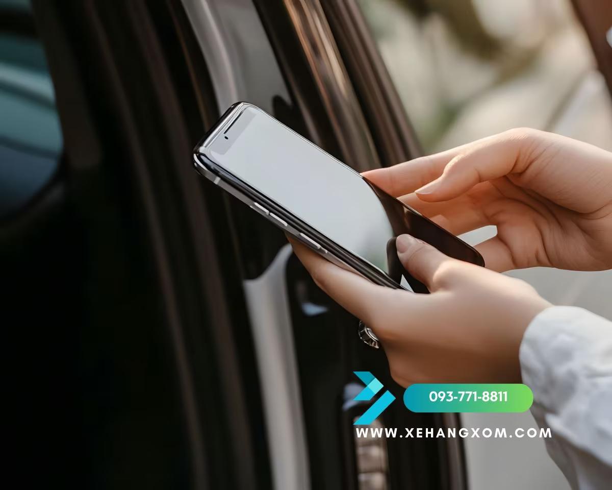 Người thuê đang dùng điện thoại chụp ảnh vết xước trên thân xe ô tô khi nhận xe tự lái dịp lễ 30/4