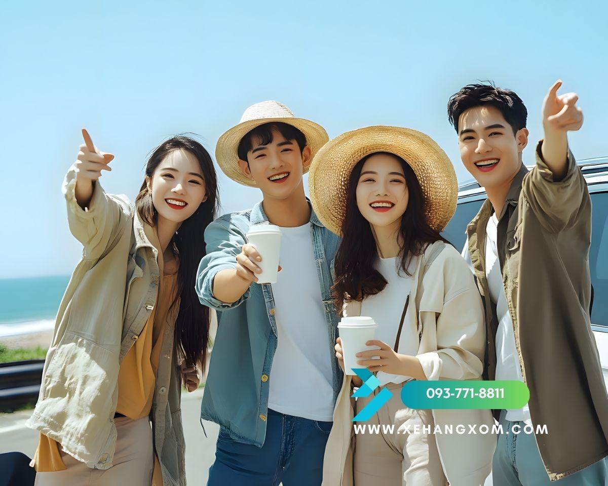 Nhóm bạn vui vẻ bên xe ô tô thuê tự lái dịp lễ 30/4 - 1/5 tại TPHCM cùng Xe Hàng Xóm năm 2025