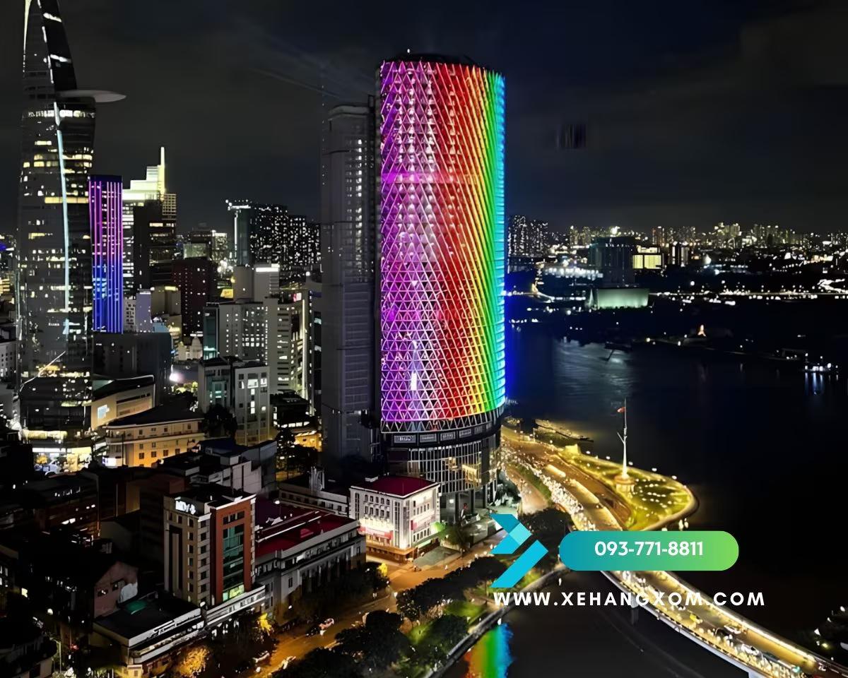 Gia đình thuê xe tự lái Xe Hàng Xóm vui chơi, xem pháo hoa/nghệ thuật đường phố tại TPHCM lễ 30/4