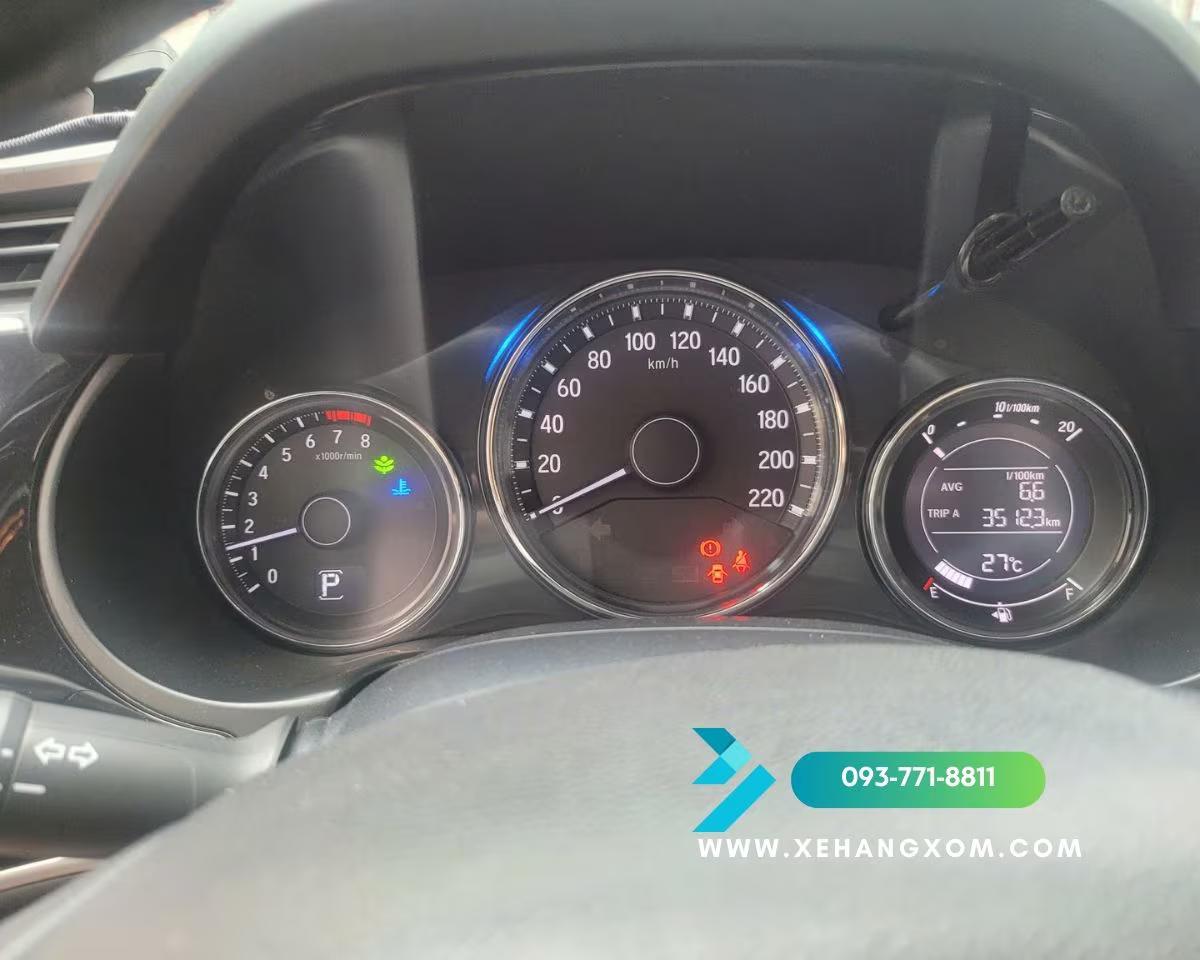 Người dùng sử dụng ứng dụng Xe Hàng Xóm chụp ảnh kiểm tra tình trạng xe ô tô tự lái trước khi bắt đầu hành trình