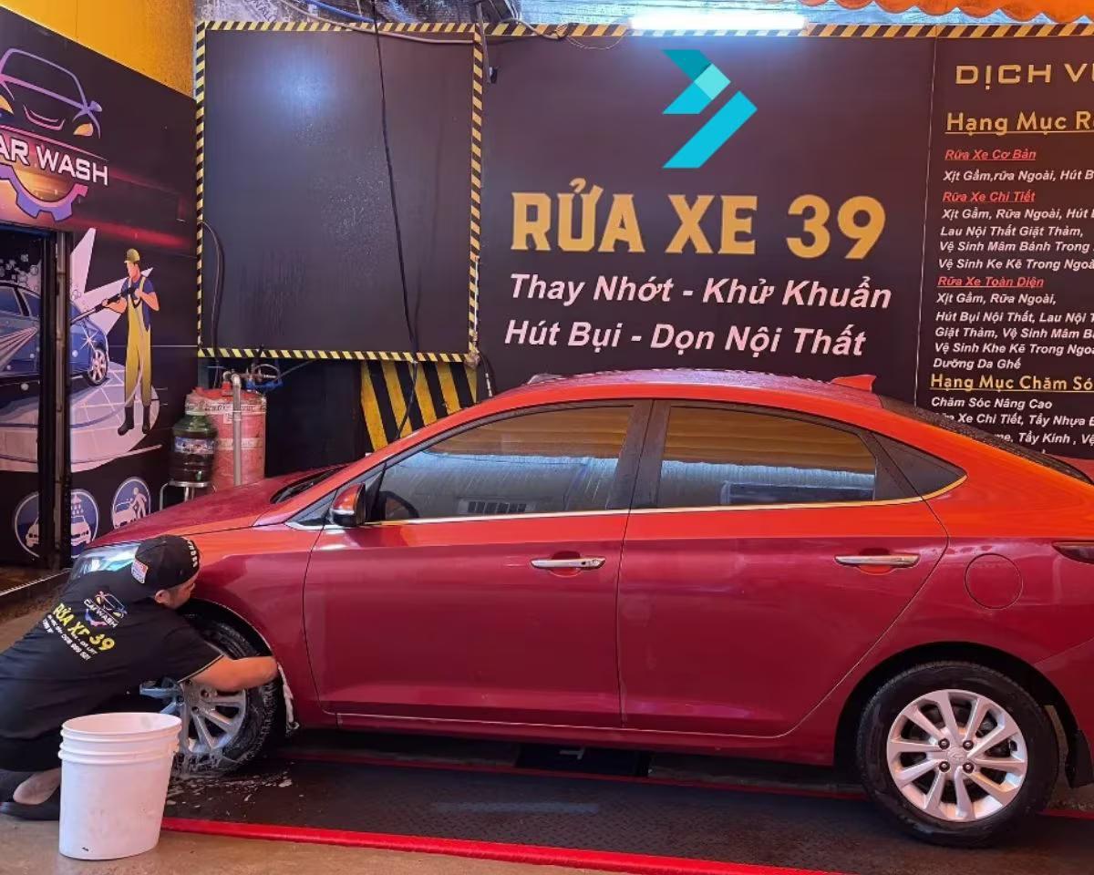 kiểm tra tình trạng xe để đảm bảo vệ sinh Nhân viên Xe Hàng Xóm kiểm tra vệ sinh xe sau mỗi chuyến thuê để đảm bảo chất lượng